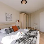 Huswell - Spacious & Modern Sea View Apartment With Garage